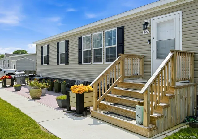 Photo 2 of Single family home for sale at 287 Rosebud Ct, Port Huron, MI 48060 | MLS# 20261052912 | Listing updated on 2026-08-30