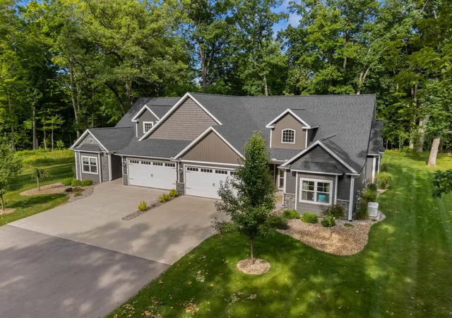 Photo 3 of Condo for sale at 1222 Lochaven Cir, Hillsdale, MI 49242 | MLS# 53026035189 | Listing updated on 2026-09-02