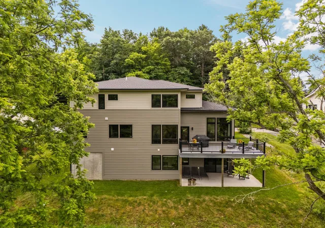 Photo 4 of Single family home for sale at 1424 Randolph St, Traverse City, MI 49684 | MLS# 78080070901 | Listing updated on 2026-08-29