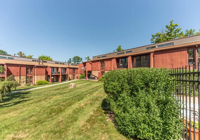 Listing Photo 4 - Condo for sale in building located at 2405 Packard St, Ann Arbor, MI 48104 - Unit #40D