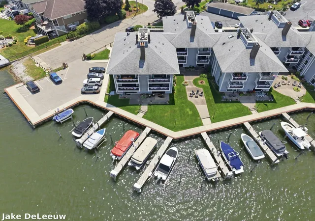 3rd image of 400 Lakeview Ct #01A, Spring Lake, MI 49456 | MLS# 71026035236