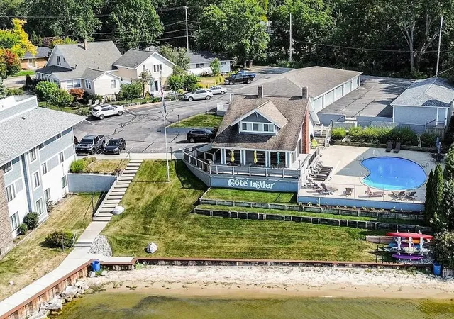 2nd image of 400 Lakeview Ct, Spring Lake, MI 49456