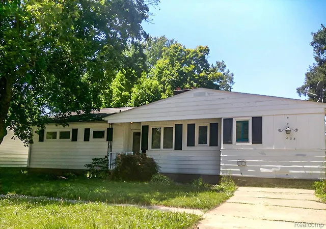 Photo 2 of Single family home for sale at 433 Crestview St, Flushing, MI 48433 | MLS# 20261052999 | Listing updated on 2026-09-11