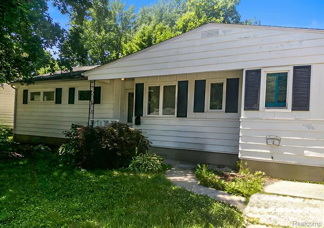 Photo 3 of Single family home for sale at 433 Crestview St, Flushing, MI 48433 | MLS# 20261052999 | Listing updated on 2026-09-11
