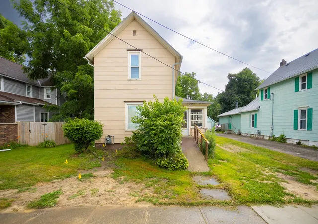Photo 2 of Single family home for sale at 526 E Williams St, Owosso, MI 48867 | MLS# 5050214423 | Listing updated on 2026-07-30