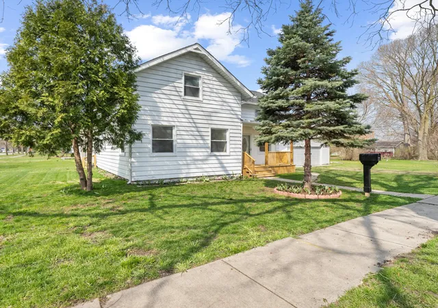 Photo 3 of Single family home for sale at 244 Cass St, Dundee, MI 48131 | MLS# 81026035241 | Listing updated on 2026-08-04