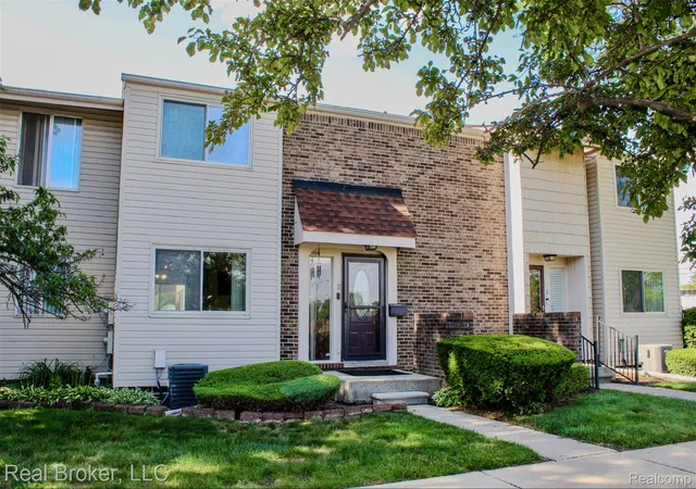 Listing Photo 2 - Condo for sale in building located at 2 Woodbridge Towne St, Southfield, MI 48075