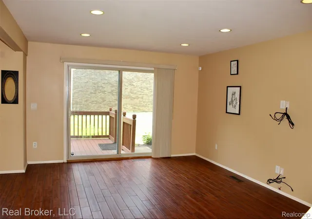 Listing Photo 3 - Condo for sale in building located at 2 Woodbridge Towne St, Southfield, MI 48075