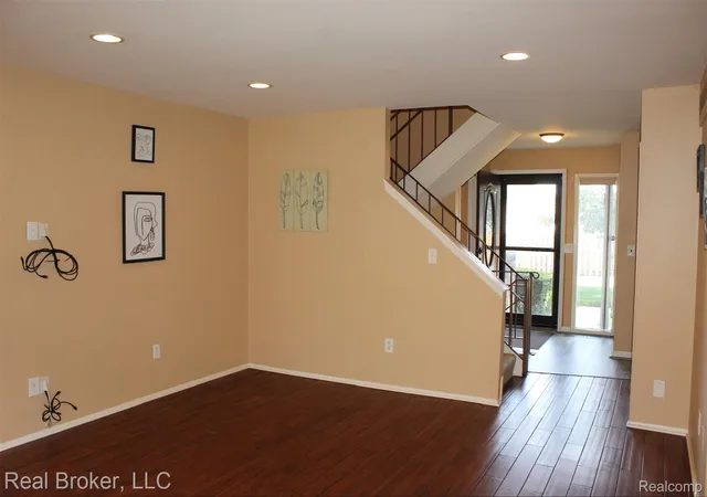 Listing Photo 4 - Condo for sale in building located at 2 Woodbridge Towne St, Southfield, MI 48075