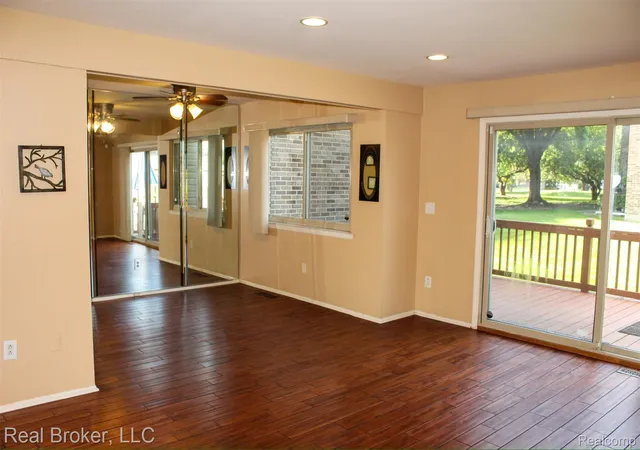 Listing Photo 5 - Condo for sale in building located at 2 Woodbridge Towne St, Southfield, MI 48075