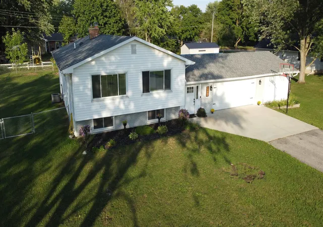 Photo 2 of Single family home for sale at 8197 S Federal Rd, Shepherd, MI 48883 | MLS# 79080070915 | Listing updated on 2026-09-01