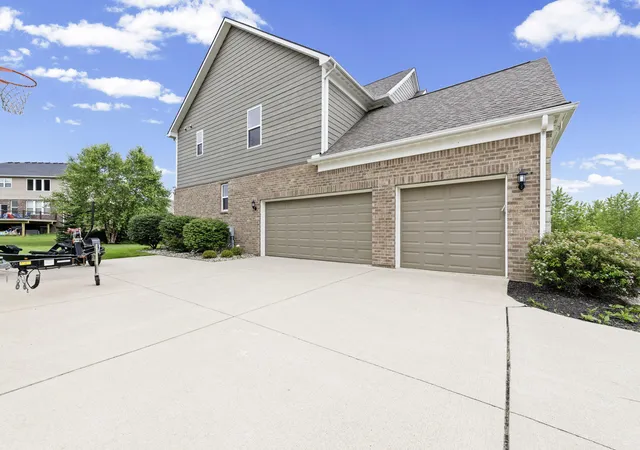 Photo 4 of Single family home for sale at 5887 Strawberry Cir, Commerce Township, MI 48382 | MLS# 81026035261 | Listing updated on 2026-08-28