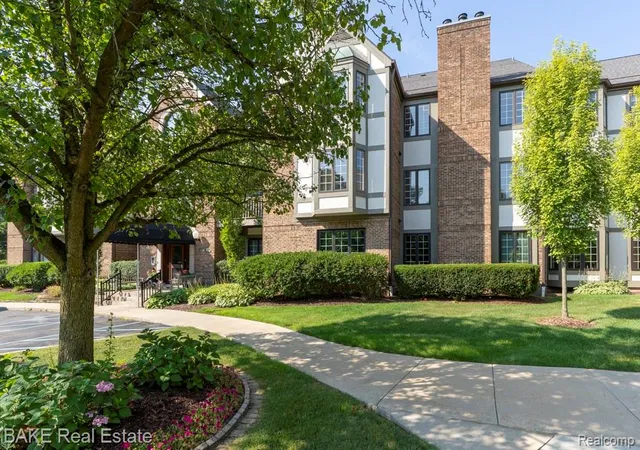 Listing Photo 3 - Condo for sale in building located at 811 Deer Ct, Plymouth, MI 48170