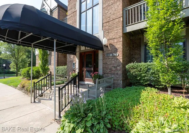 Listing Photo 5 - Condo for sale in building located at 811 Deer Ct, Plymouth, MI 48170