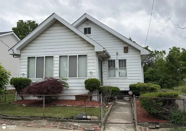 Photo 1 of Single family home for sale at 310 Crosby St, Flint, MI 48503 | MLS# 5050214435 | Listing updated on 2026-07-10