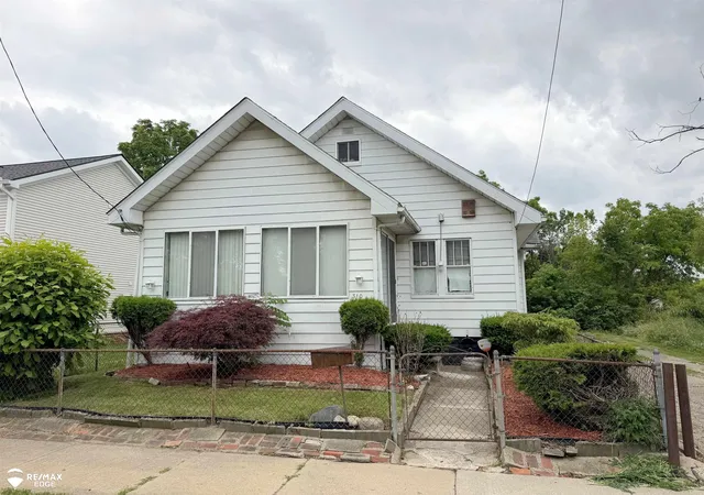 Photo 2 of Single family home for sale at 310 Crosby St, Flint, MI 48503 | MLS# 5050214435 | Listing updated on 2026-07-10