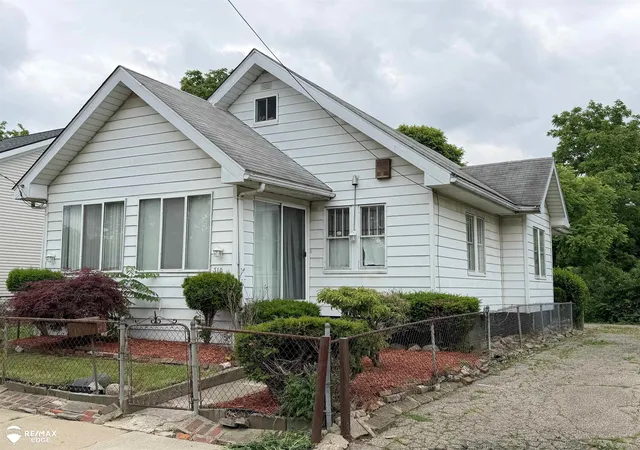 Photo 3 of Single family home for sale at 310 Crosby St, Flint, MI 48503 | MLS# 5050214435 | Listing updated on 2026-07-10