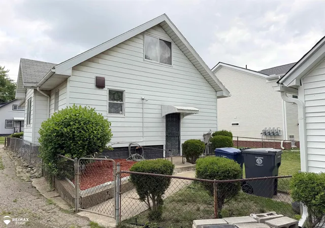 Photo 3 of Single family home for sale at 310 Crosby St, Flint, MI 48503 | MLS# 5050214435 | Listing updated on 2026-07-10