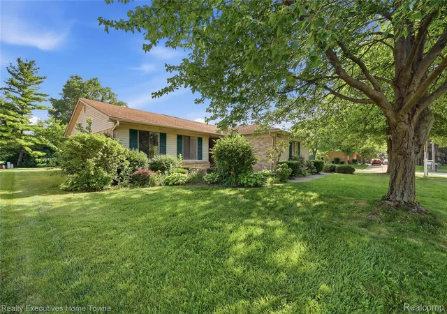 Photo 2 of Single family home for sale at 5281 Shruboak Dr, Sterling Heights, MI 48310 | MLS# 20261053054 | Listing updated on 2026-09-05