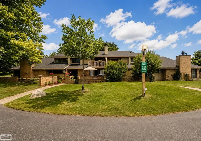 Listing Photo 1 - Condo for sale in building located at 1527 S Hl Blvd, Bloomfield Hills, MI 48304