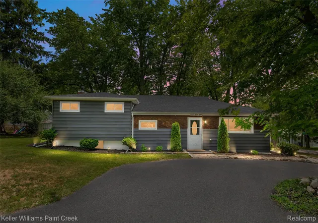 Photo 1 of Sale Pending at 3815 Edgecrest St, West Bloomfield, MI 48324 | MLS# 20261053087 | Listing updated on 2026-08-23