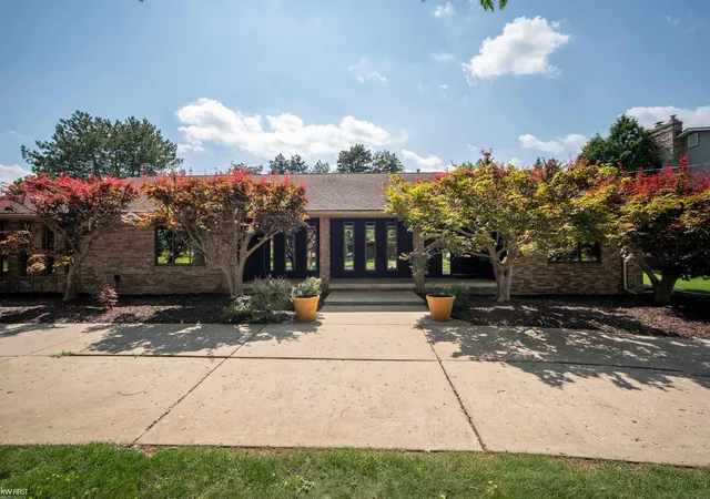 Photo 1 of Sale Pending at 9394 Oakmont Dr, Grand Blanc, MI 48439 | MLS# 5050214461 | Listing updated on 2026-07-14