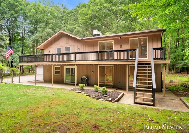 Photo 3 of Single family home for sale at 1160 Scenic Dr, Muskegon, MI 49445 | MLS# 65026035331 | Listing updated on 2026-09-23