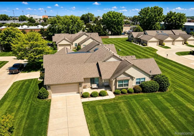 Listing Photo 2 - Condo for sale in building located at 37750 Chase Run Dr, Sterling Heights, MI 48310 - Unit #24