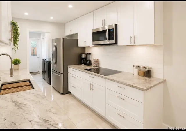 Listing Photo 5 - Condo for sale in building located at 37750 Chase Run Dr, Sterling Heights, MI 48310 - Unit #24
