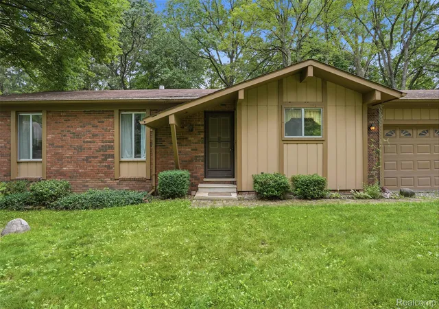 Photo 3 of Single family home for sale at 2742 Parkway Pl, Hartland, MI 48353 | MLS# 20261053136 | Listing updated on 2026-09-15