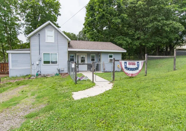 Photo 1 of Single family home for sale at 529 Clinton St, Marshall, MI 49068 | MLS# 64026035392 | Listing updated on 2026-09-09