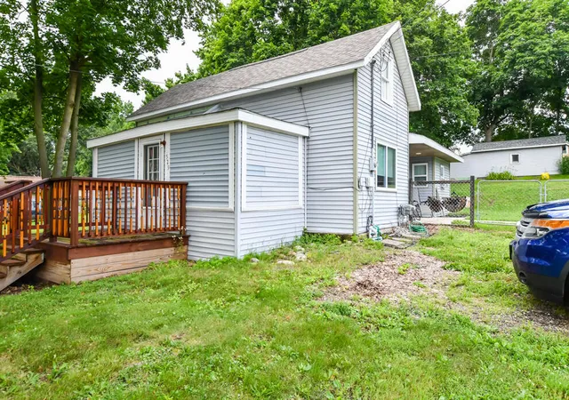Photo 2 of Single family home for sale at 529 Clinton St, Marshall, MI 49068 | MLS# 64026035392 | Listing updated on 2026-09-09