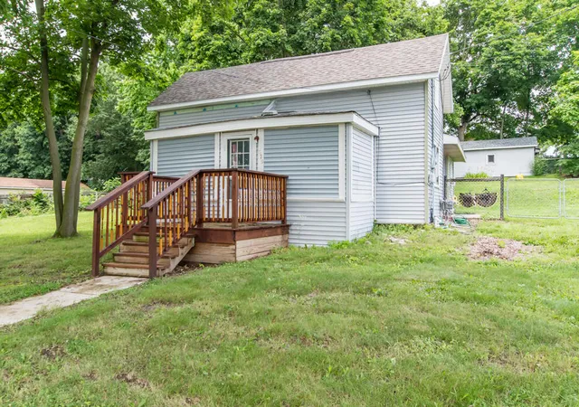 Photo 3 of Single family home for sale at 529 Clinton St, Marshall, MI 49068 | MLS# 64026035392 | Listing updated on 2026-09-09