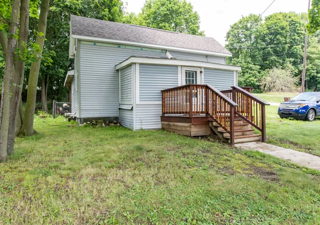 Photo 3 of Single family home for sale at 529 Clinton St, Marshall, MI 49068 | MLS# 64026035392 | Listing updated on 2026-09-09