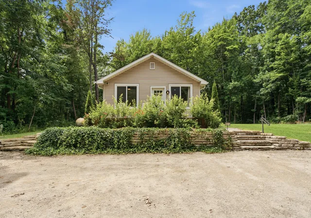 Photo 2 of Single family home for sale at 5912 Madison St, Coloma, MI 49038 | MLS# 69026035406 | Listing updated on 2026-07-12