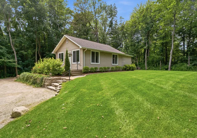 Photo 3 of Single family home for sale at 5912 Madison St, Coloma, MI 49038 | MLS# 69026035406 | Listing updated on 2026-07-12