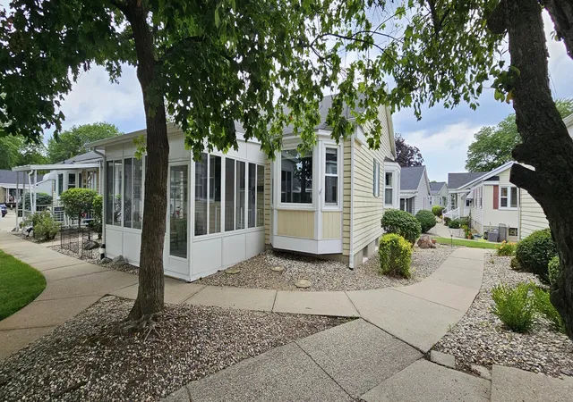 Listing Photo 2 - Condo for sale in building located at 1009 Vlg Ln, Jenison, MI 49428-8376 - Unit #210