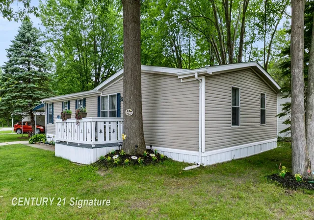 Photo 3 of Single family home for sale at 505 Park Cir, Clio, MI 48420 | MLS# 5050214520 | Listing updated on 2026-07-13
