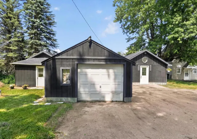 Photo 3 of Single family home for sale at 3515 Lakeview Dr, Ortonville, MI 48462 | MLS# 20261053247 | Listing updated on 2026-08-18