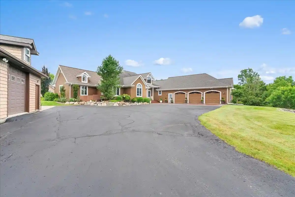 Photo 1 of Single family home for sale at 1851 N Chipman Rd, Owosso, MI 48867 | MLS# 60050214544 | Listing updated on 2026-10-12
