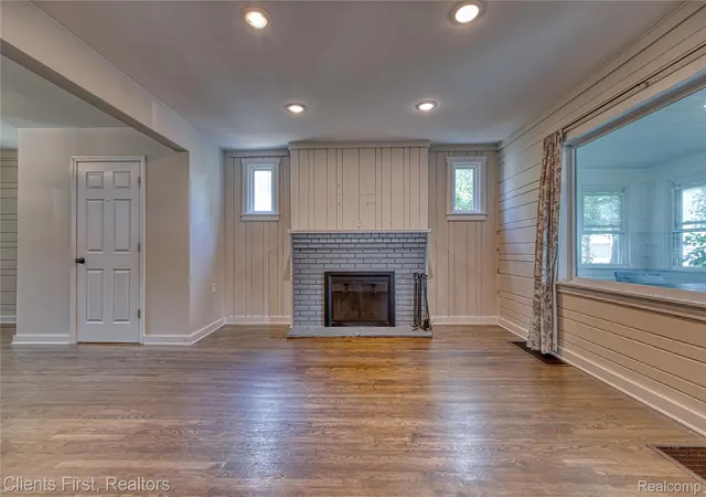 Photo 4 of Single family home for sale at 4258 Seeden St, Waterford, MI 48329 | MLS# 20261053258 | Listing updated on 2026-09-02