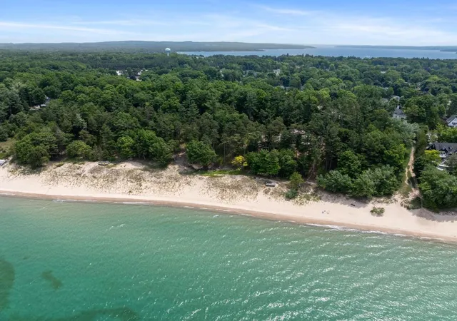 Photo 3 of Single family home for sale at 13987 Division St, Charlevoix, MI 49720 | MLS# 78080070957 | Listing updated on 2026-07-14