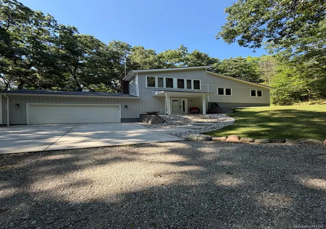 Photo 3 of Single family home for sale at 825 Rowlinson Ln, Ortonville, MI 48462 | MLS# 20261053316 | Listing updated on 2026-08-24