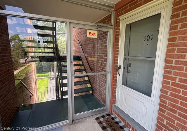 Listing Photo 3 - Condo for sale in building located at 2820 Woodslee Dr, Royal Oak, MI 48073 - Unit #301