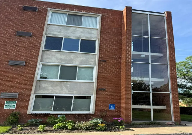 Listing Photo 4 - Condo for sale in building located at 2820 Woodslee Dr, Royal Oak, MI 48073 - Unit #301