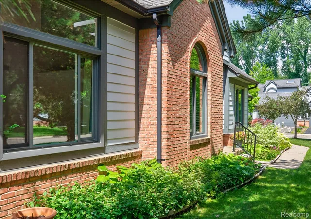 3rd image of 2775 Lochmoor Blvd #19, Lake Orion, MI 48360 | MLS# 20261053324