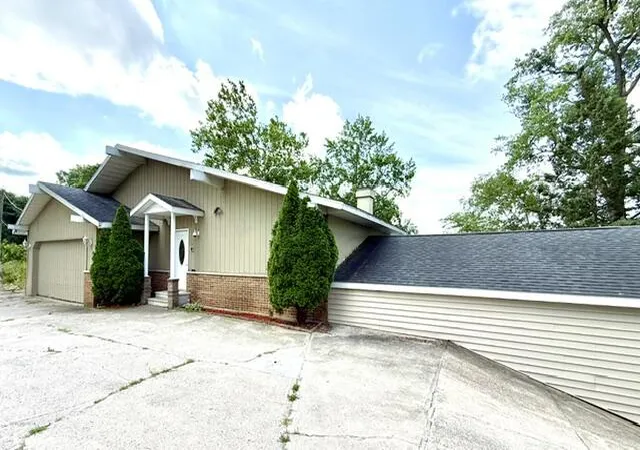 Photo 3 of Single family home for sale at 68404 Dailey Rd, Edwardsburg, MI 49112 | MLS# 69026035510 | Listing updated on 2026-09-10