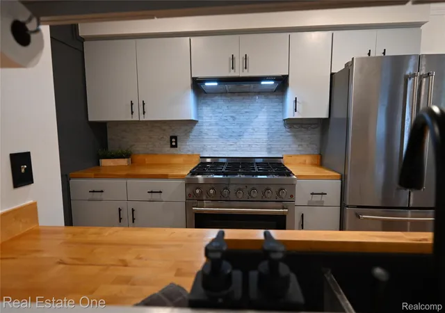 3rd image of 256 1st St, Rochester, MI 48307