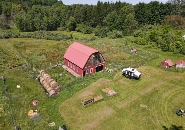 Photo 2 of Single family home for sale at 4626 S Center Hwy, Suttons Bay, MI 49682 | MLS# 78080070978 | Listing updated on 2026-07-16