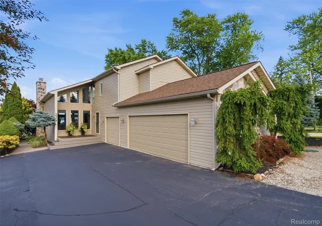 Photo 2 of Single family home for sale at 2314 N Duck Lake Rd, Highland, MI 48356 | MLS# 20261053475 | Listing updated on 2026-09-14